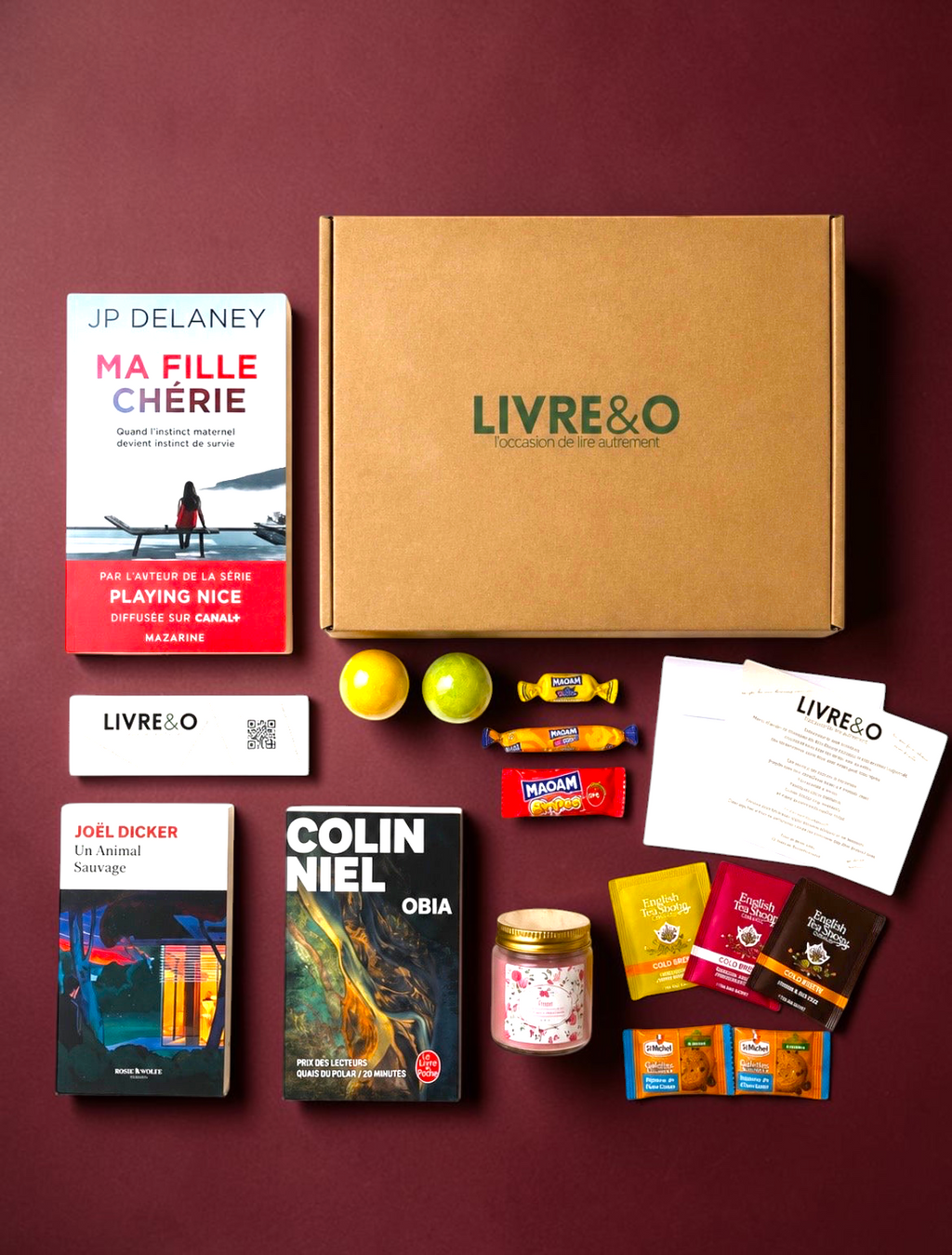 Box LIVRE&O contenant trois romans noirs, des sachets de thé, des gourmandises et des marque-pages sur fond blanc
