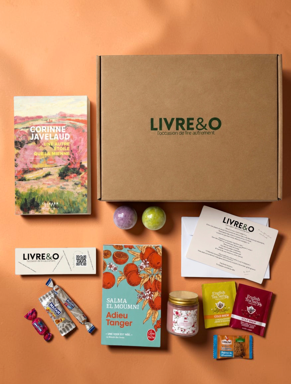 Box découverte LIVRE&O contenant deux romans contemporains, des gourmandises, du thé et des surprises personnalisées.