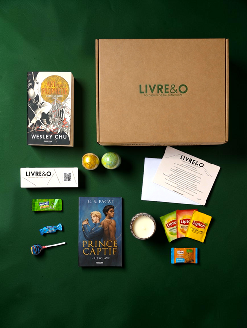 Box découverte Fantasy LIVRE&O avec romans, sachets de thé, gourmandises et bougie sur fond vert