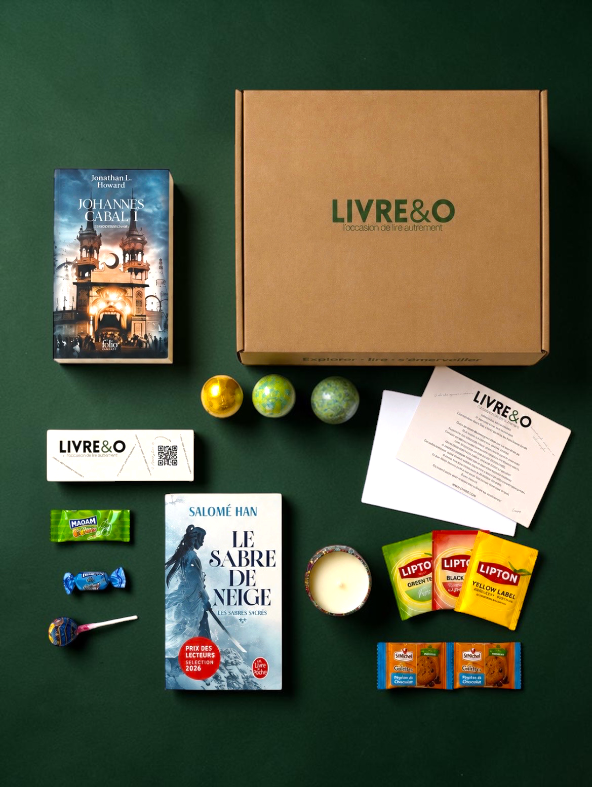 Box Découverte Fantasy LIVRE&O avec livres, sachets de thé, gourmandises et bougie sur fond vert