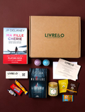 Box découverte LIVRE&O contenant deux romans de suspense, des gourmandises, du thé et des surprises sur fond marron.