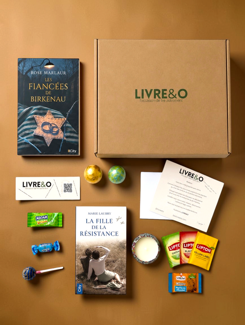 Box découverte LIVRE&O contenant deux romans historiques, des gourmandises, du thé et une bougie sur fond beige
