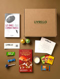 Box découverte LIVRE&O contenant deux romans historiques, des sachets de thé, des gourmandises et une bougie.