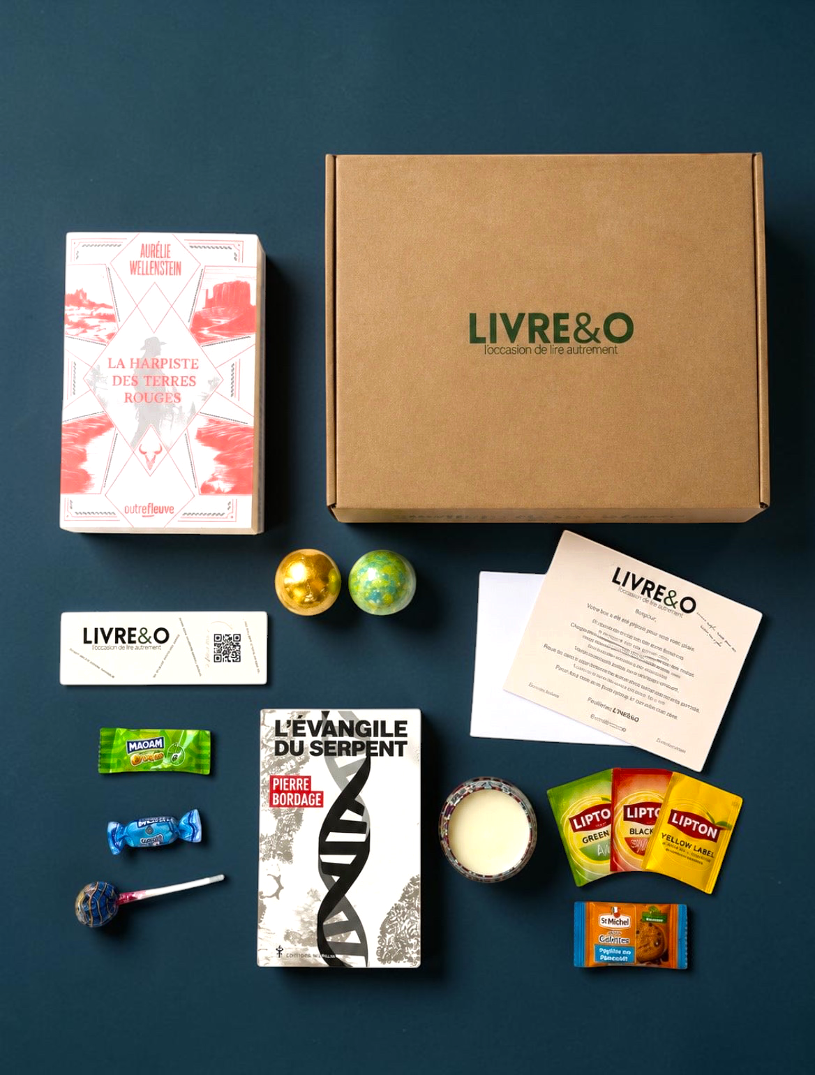 Box découverte science-fiction LIVRE&O contenant deux romans, du thé, des gourmandises et une carte personnalisée