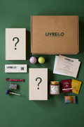 Box découverte surprise LIVRE&O contenant deux livres, des sachets de thé, des gourmandises et une carte sur fond vert