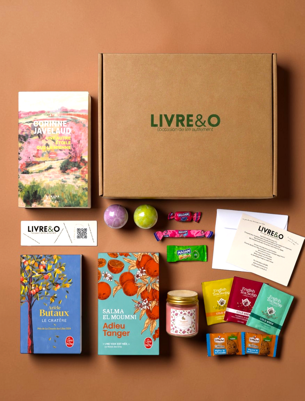 Box Sélection Contemporain LIVRE&O contenant trois romans, des sachets de thé, des gourmandises et des marque-pages.