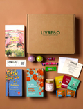 Box Sélection Contemporain LIVRE&O contenant trois romans, des sachets de thé, des gourmandises et des marque-pages.