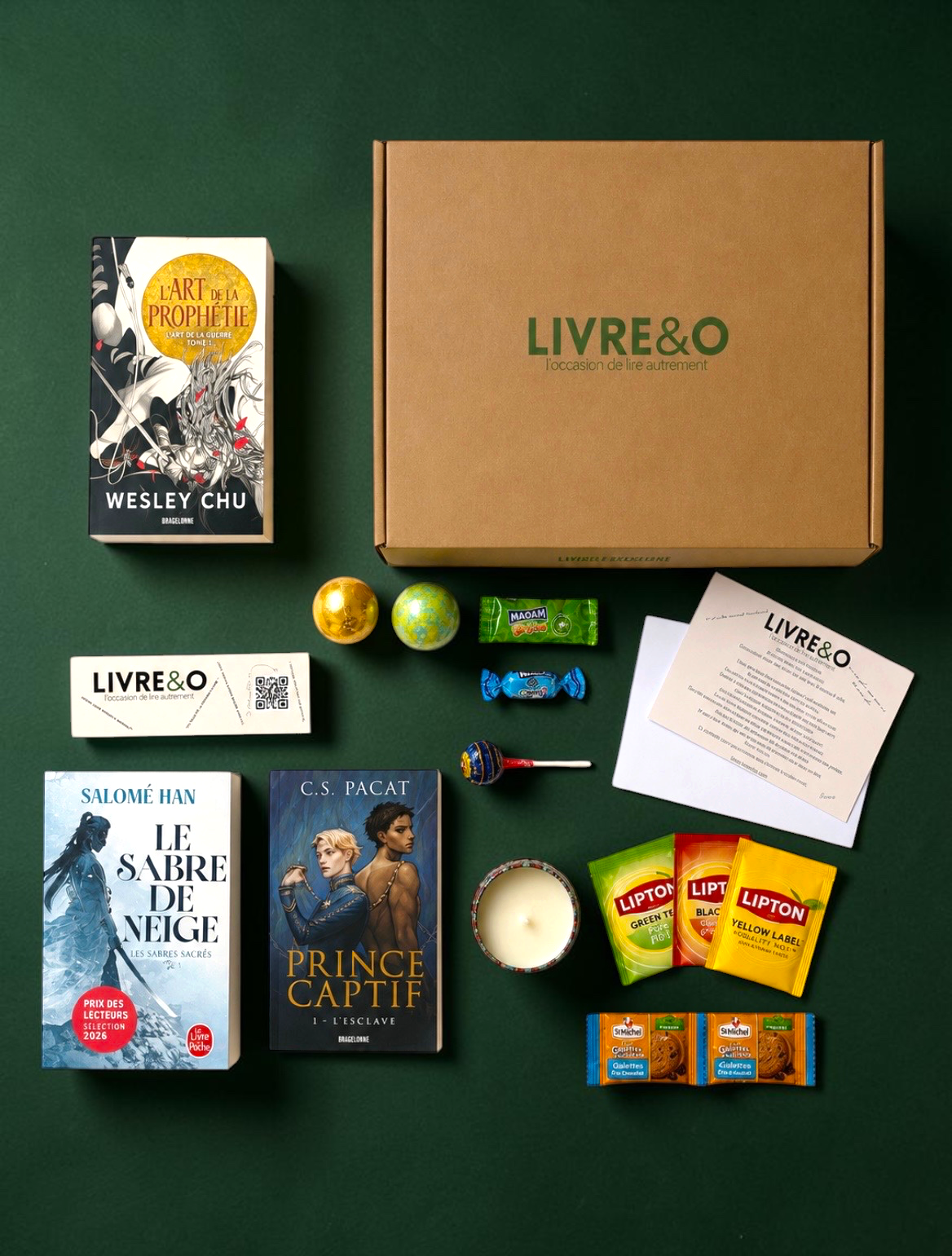 Box Sélection Fantasy LIVRE&O contenant trois romans, des sachets de thé, des gourmandises et une carte personnalisée.