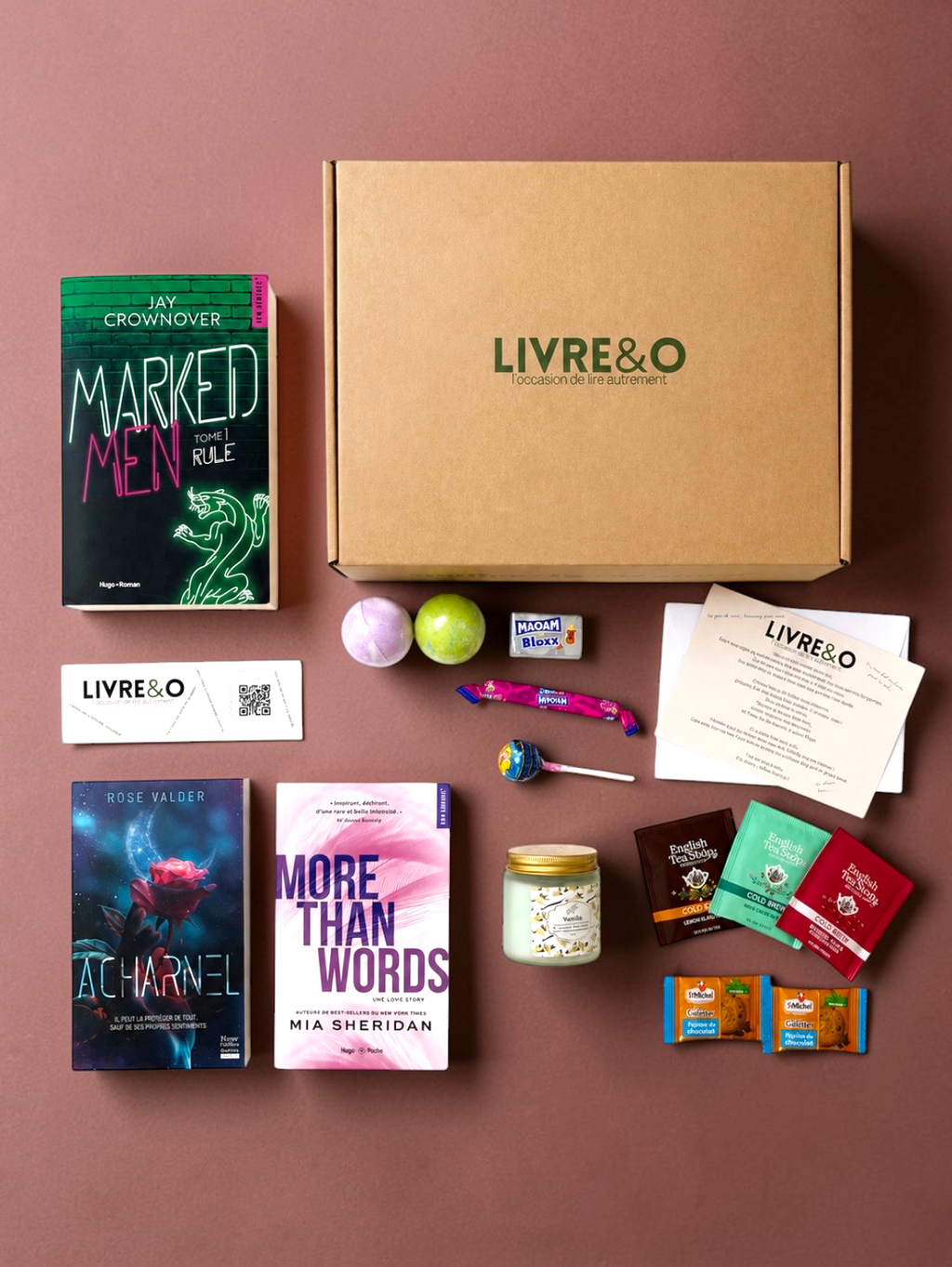 Box Sélection Romance LIVRE&O contenant des romans, une bougie, des thés et des gourmandises pour un moment cocooning