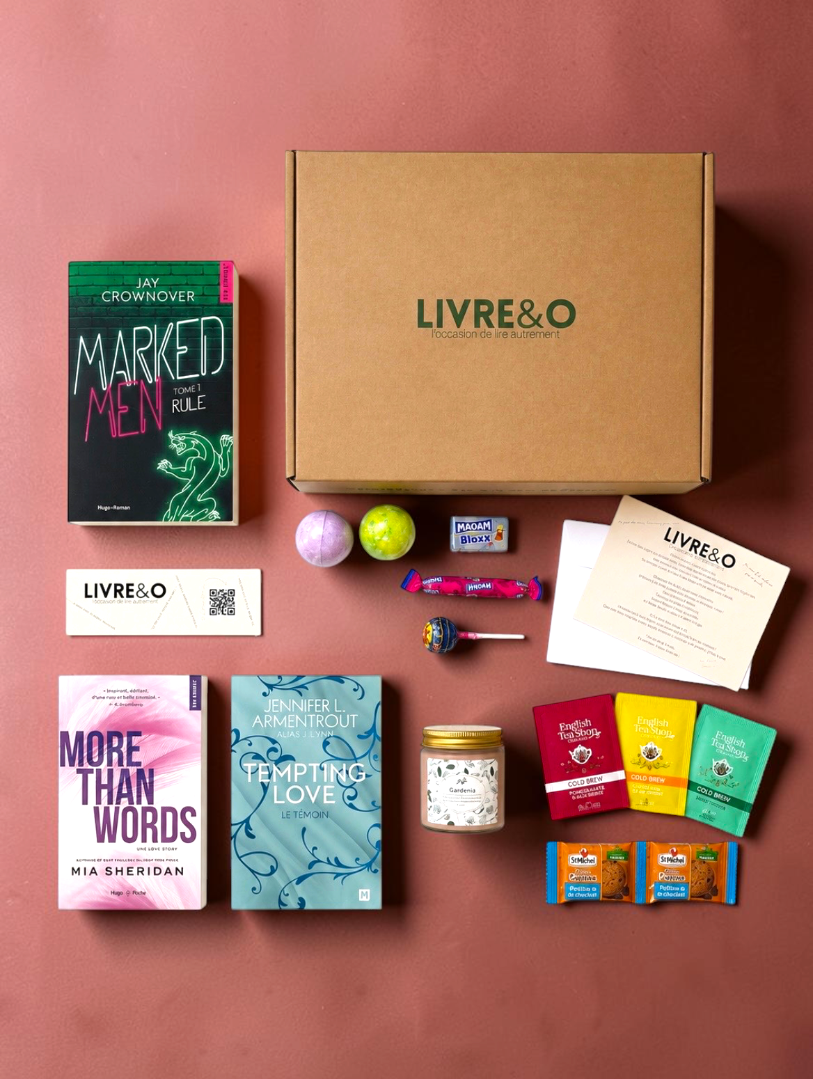 Coffret cadeau LIVRE&O Box Sélection Romance avec romans, bougie, thés, bonbons et gourmandises sur fond blanc