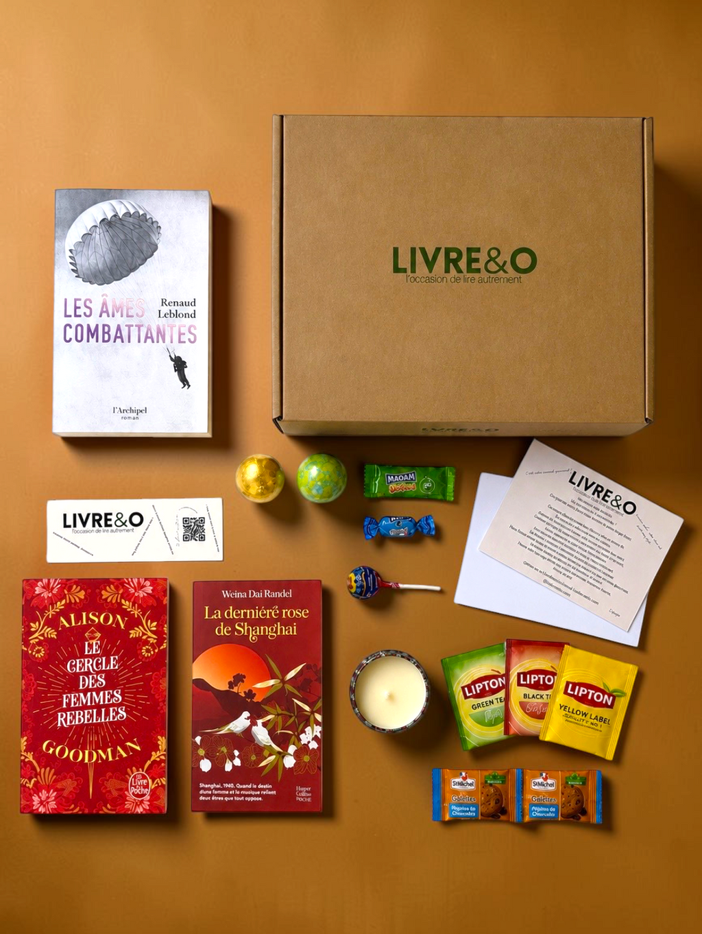 Box sélection LIVRE&O contenant trois romans historiques, des sachets de thé, des gourmandises et des marque-pages.