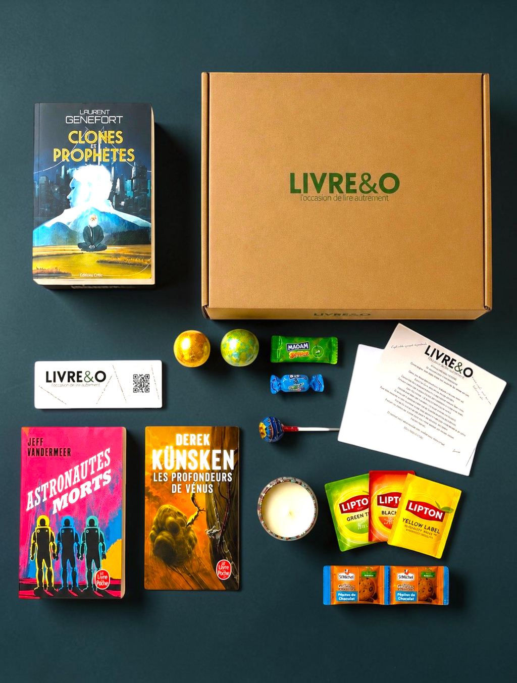 Box sélection science-fiction LIVRE&O contenant trois romans, du thé, des gourmandises et des surprises littéraires.