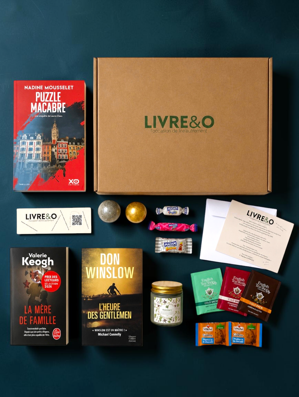 Box sélection LIVRE&O contenant trois romans thrillers, du thé, des gourmandises et des surprises sur fond sombre