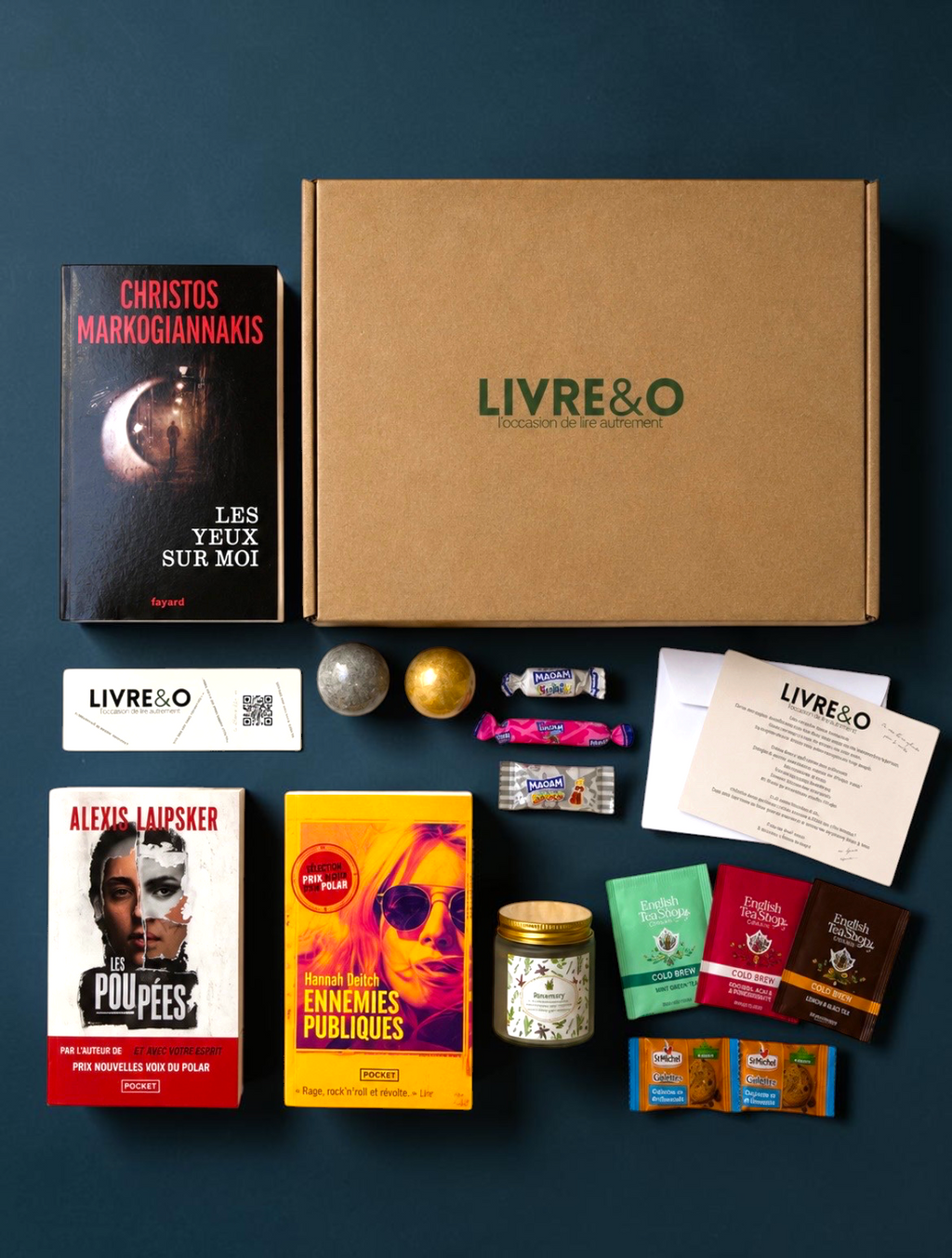 Box sélection LIVRE&O contenant trois romans thriller et polar, du thé, des gourmandises et des surprises littéraires.