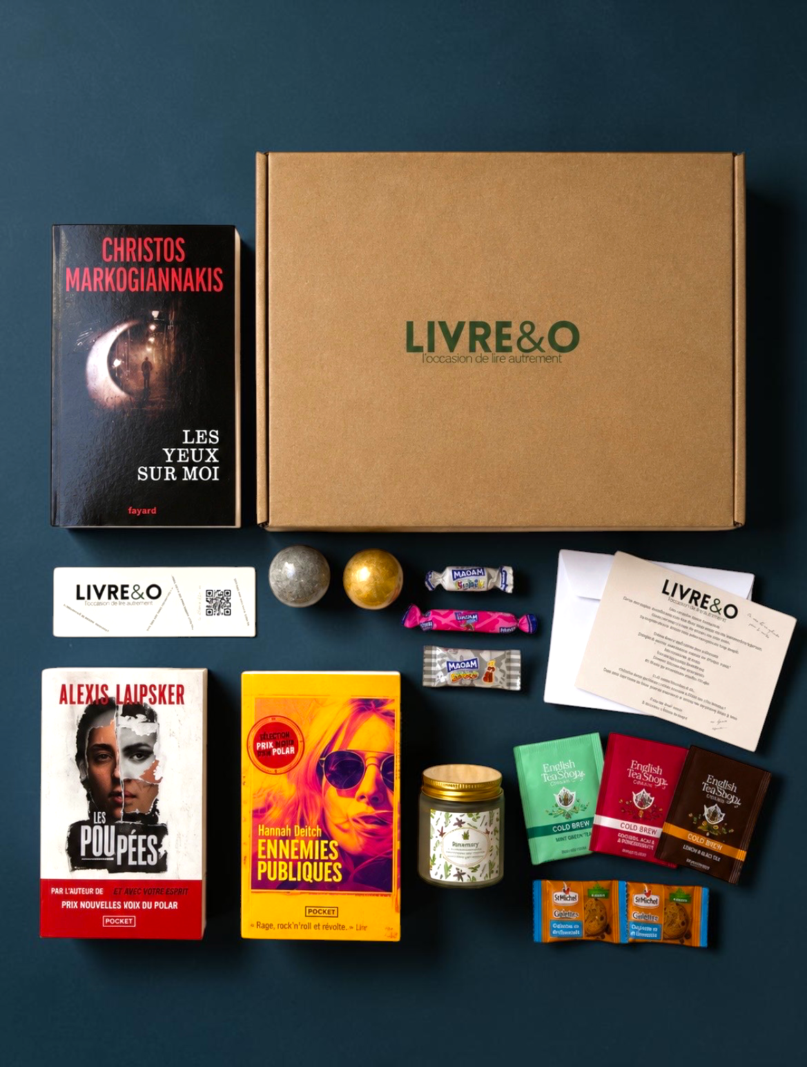 Box sélection LIVRE&O contenant trois romans thriller et polar, du thé, des gourmandises et des surprises littéraires.