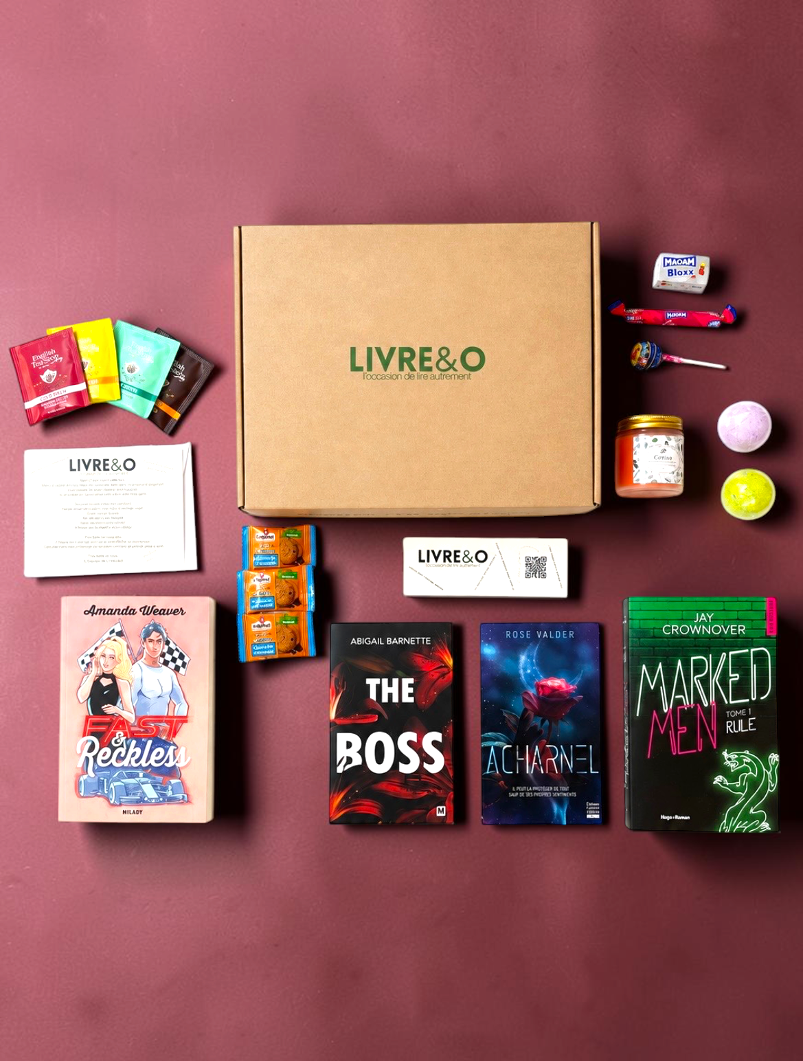 Box Signature Romance LIVRE&O contenant quatre romans, des sachets de thé, des friandises et des bougies parfumées