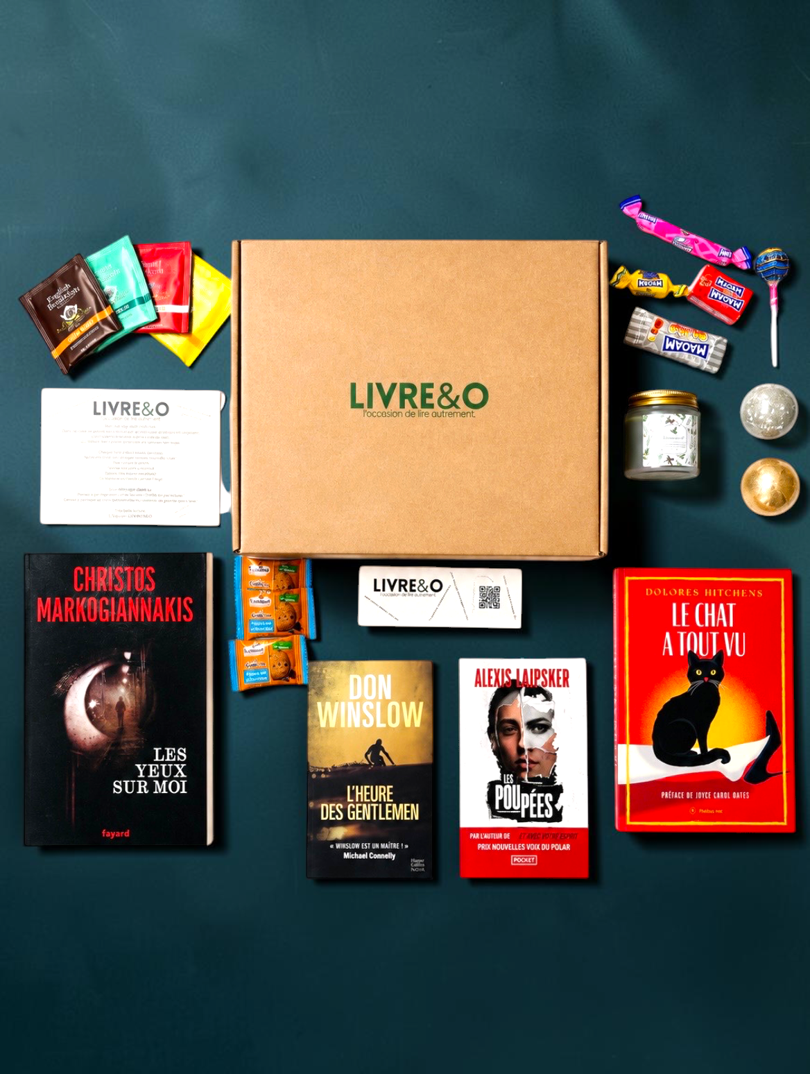 Box Signature LIVRE&O contenant quatre romans thriller et polar, des friandises et des surprises sur fond bleu