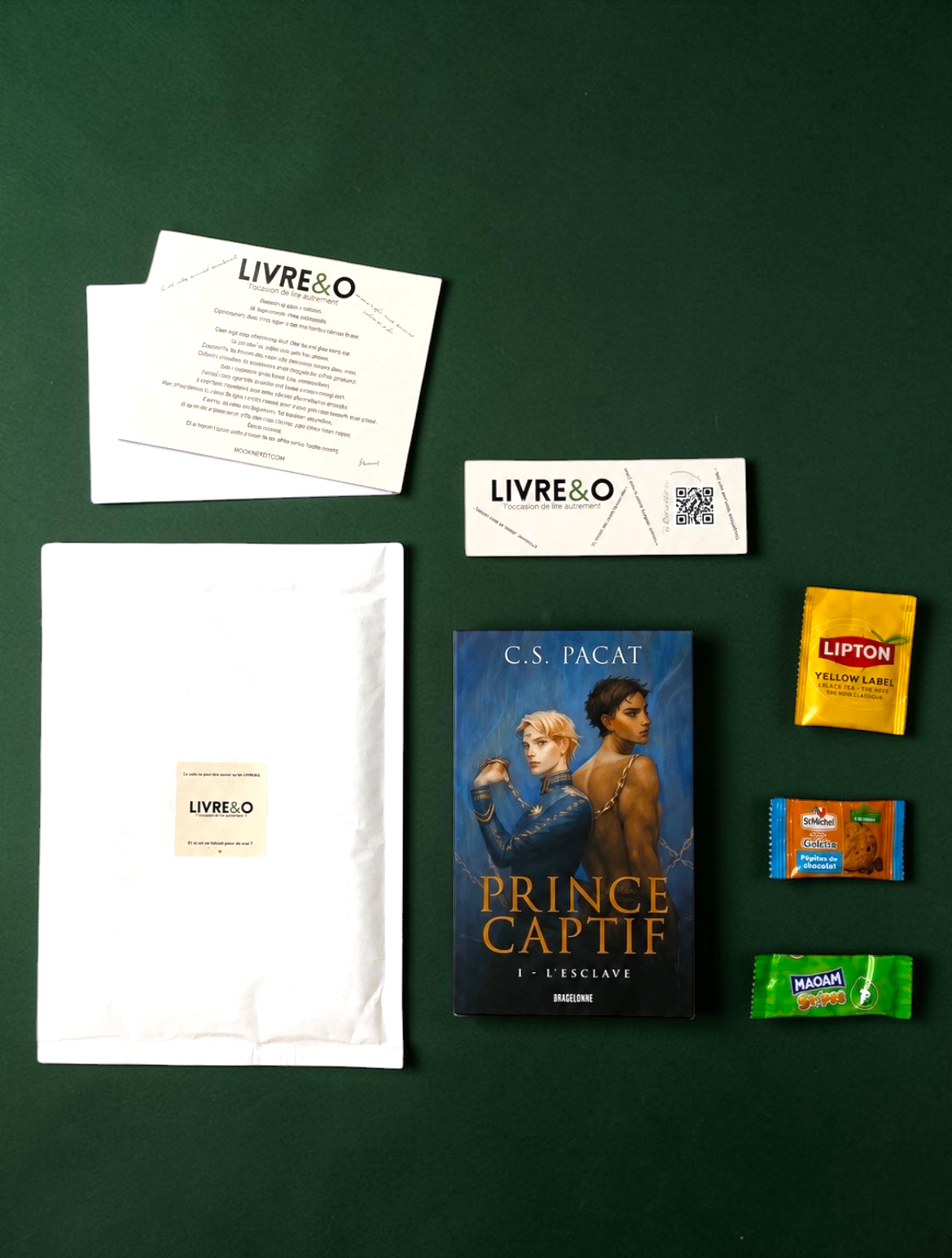 Enveloppe LIVRE&O Fantasy, marque-page, des gourmandises et une carte de présentation