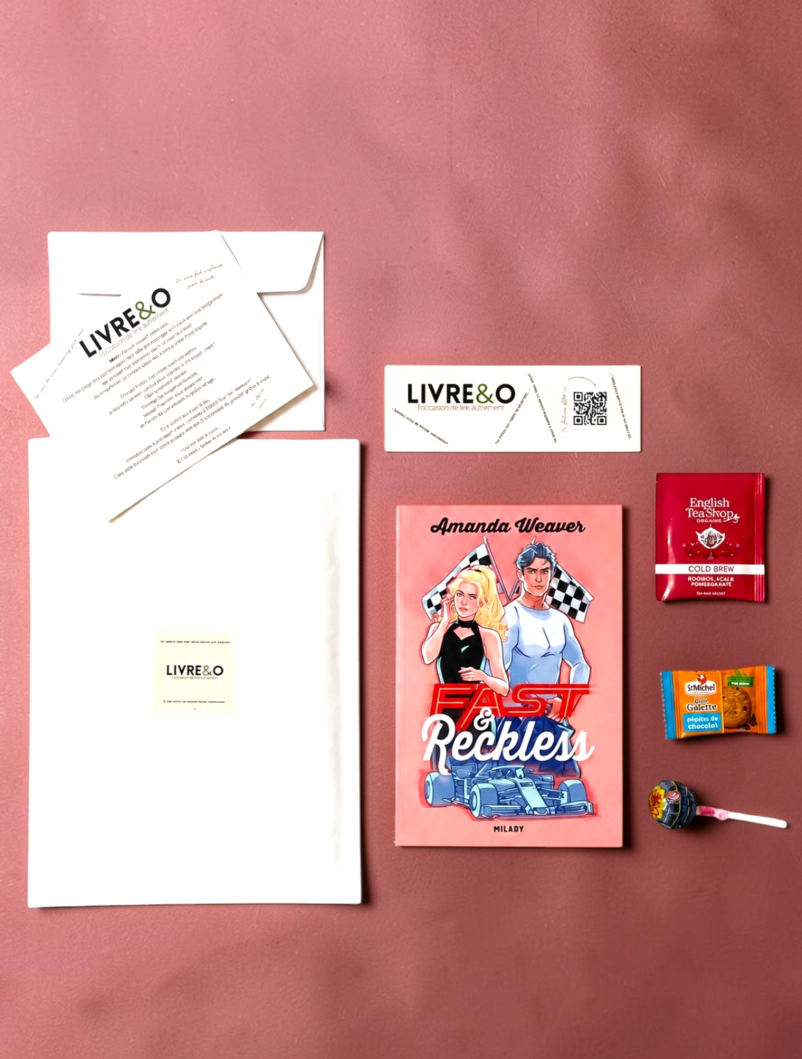 Enveloppe LIVRE&O Romance contenant un roman broché, un marque-page, des gourmandises et une lettre de présentation