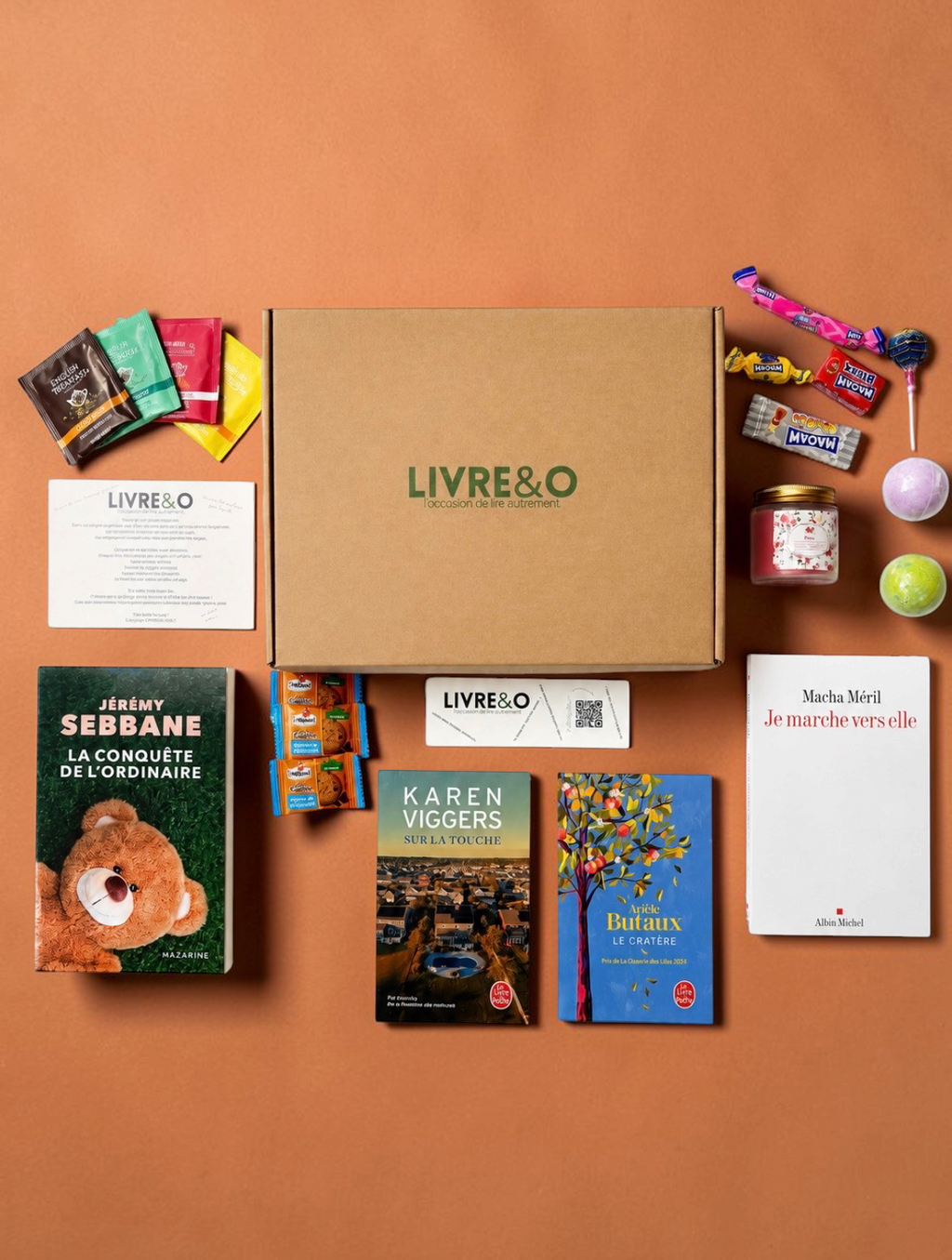 Box mensuelle LIVRE&O contenant quatre romans d'occasion, des sachets de thé, des biscuits et des petites surprises.