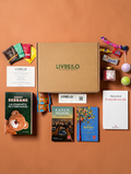 Box mensuelle LIVRE&O contenant quatre romans d'occasion, des sachets de thé, des biscuits et des petites surprises.