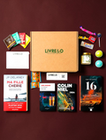 Box LIVRE&O contenant quatre romans noirs, des sachets de thé, des friandises et une bougie parfumée sur fond blanc.